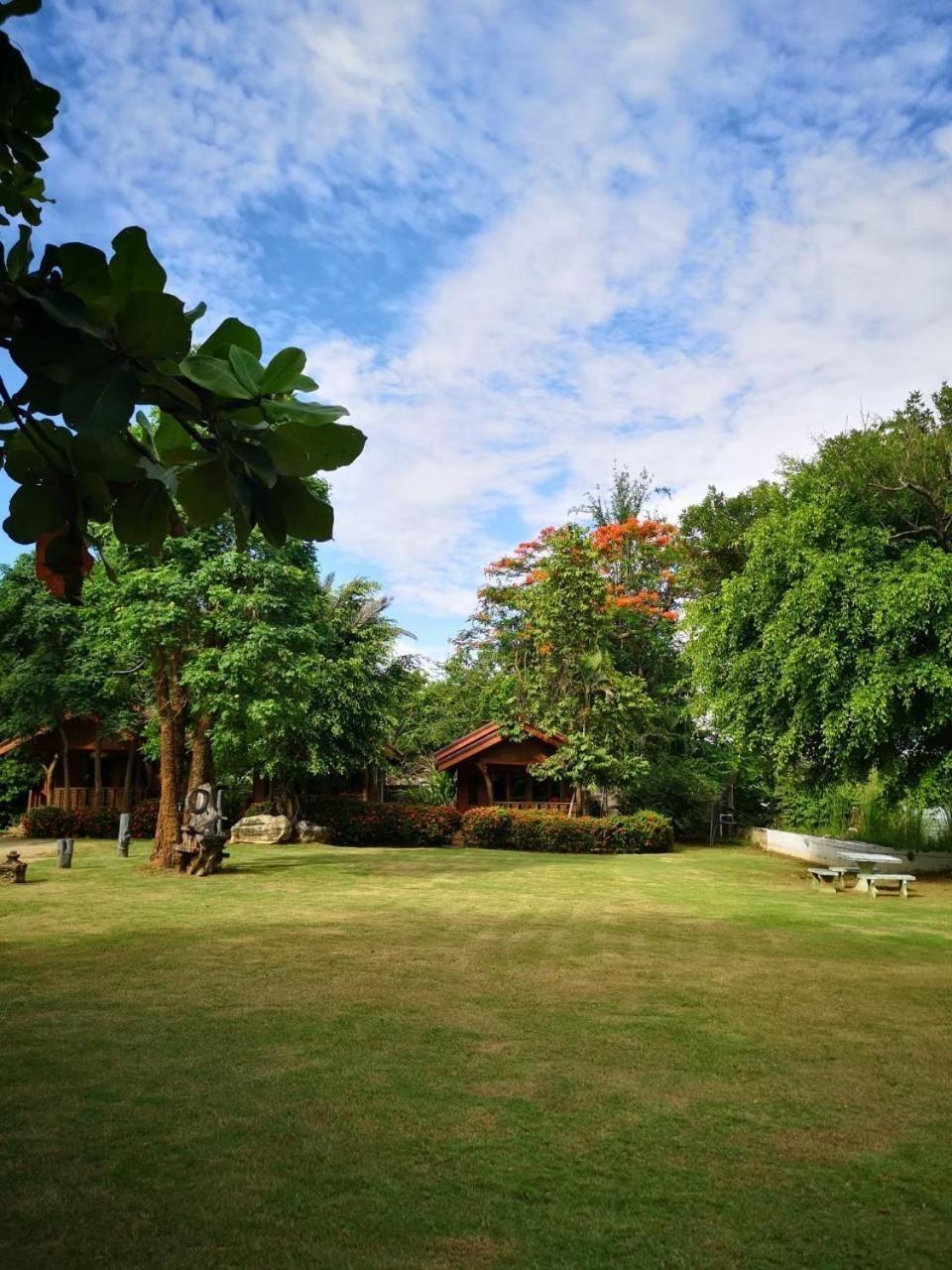 Buasawan Resort & Restaurant Kanchanaburi Exterior foto